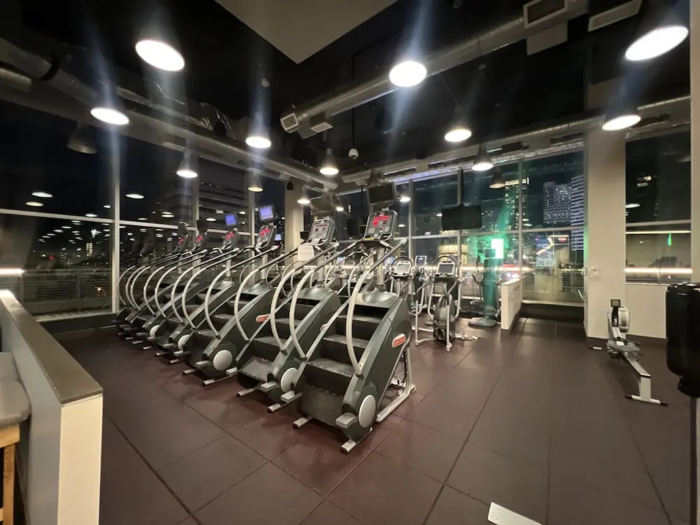 Atlas Suites - Bay & College