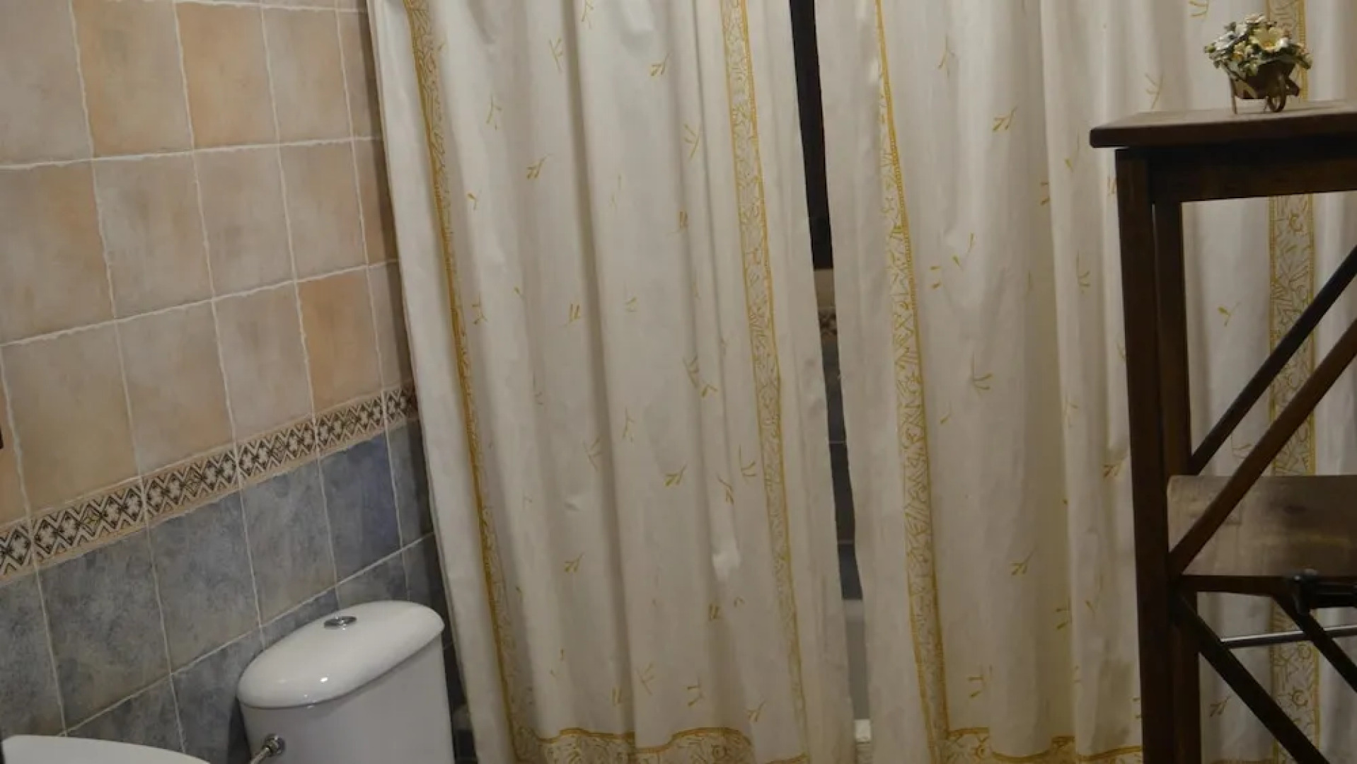 Serene Retreat in Lake Vinuela With Breathtaking Views