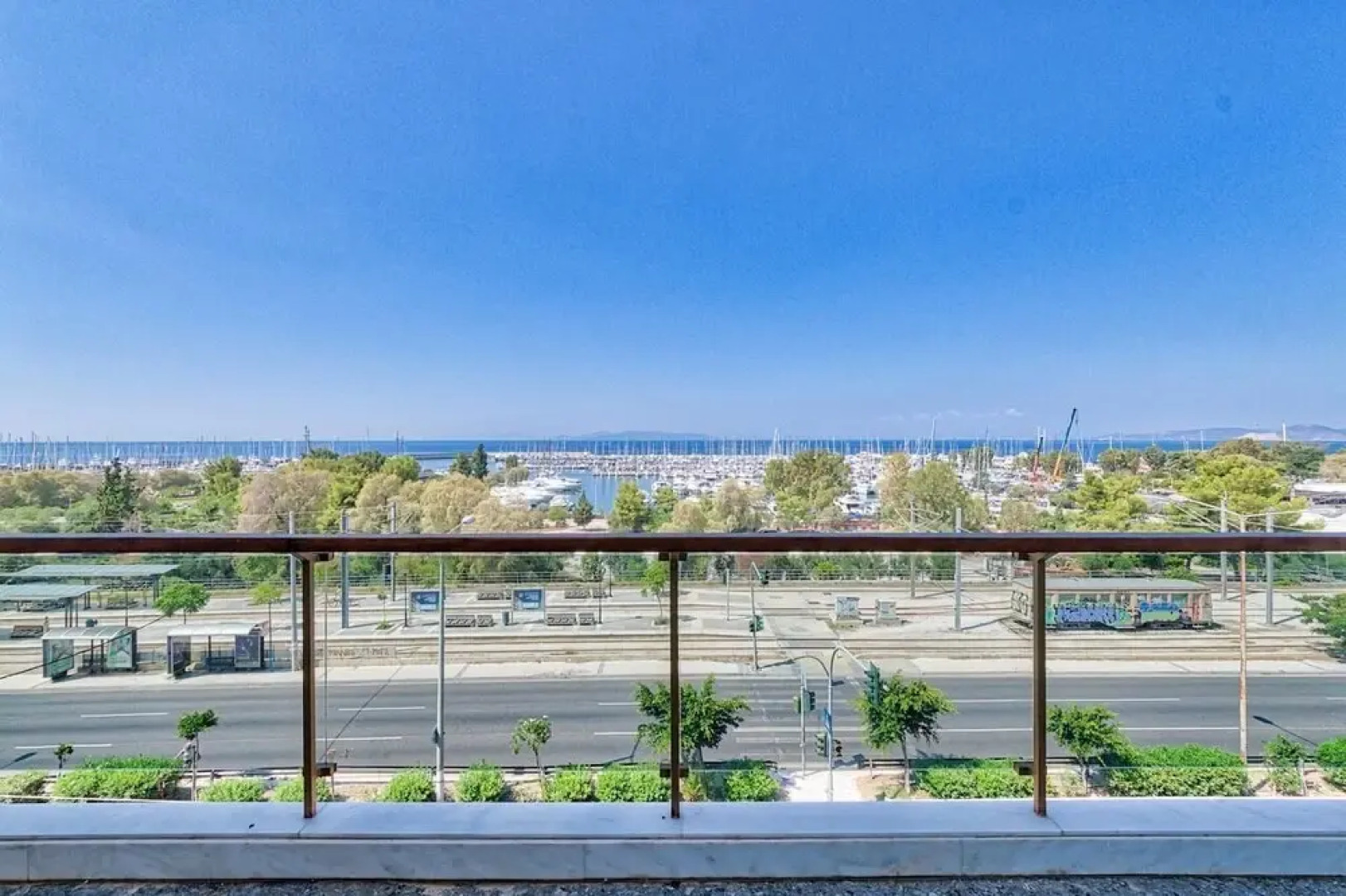 Spacious 3 bedroom apartment in Alimos