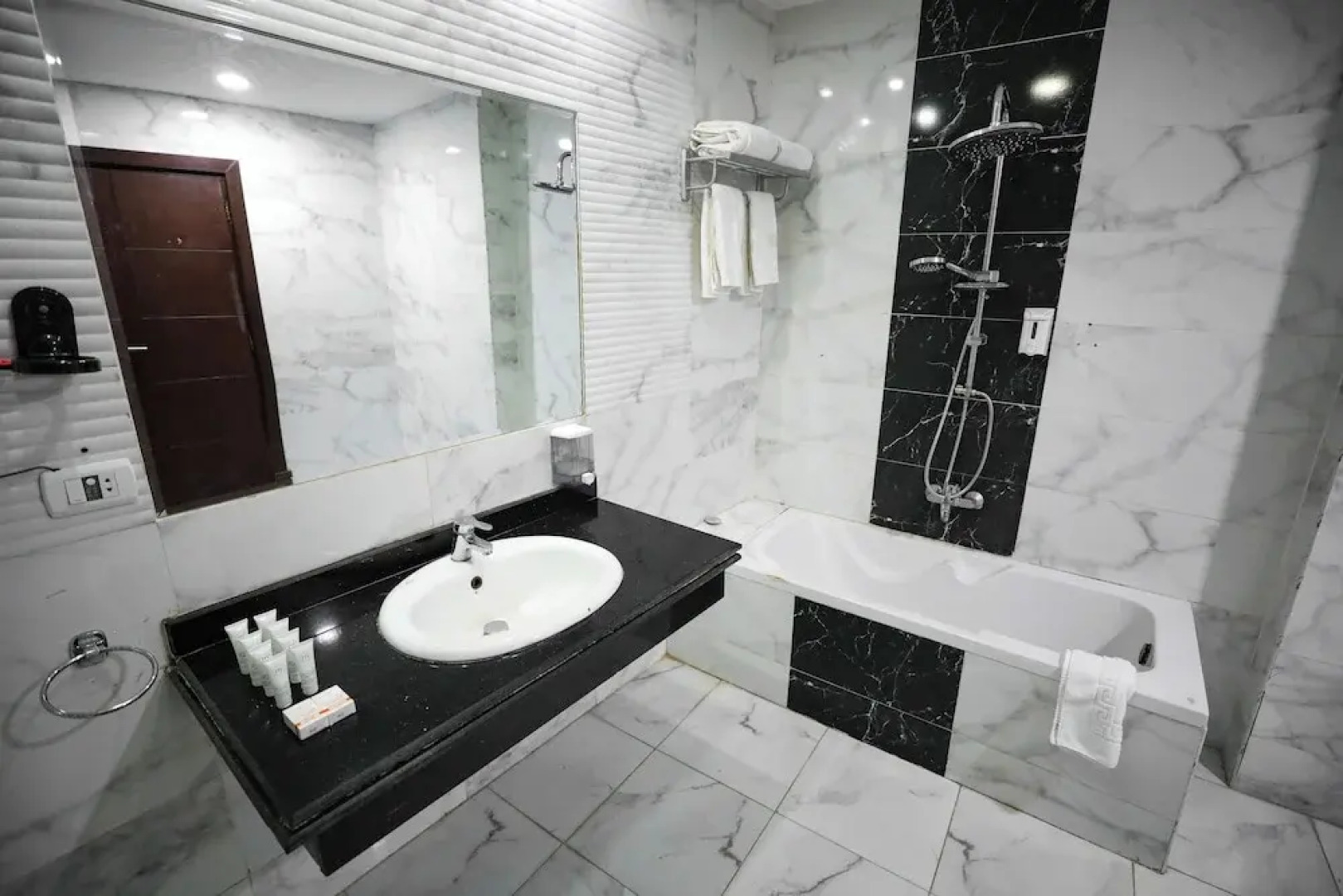 Byoot Bay Hotel & Resort