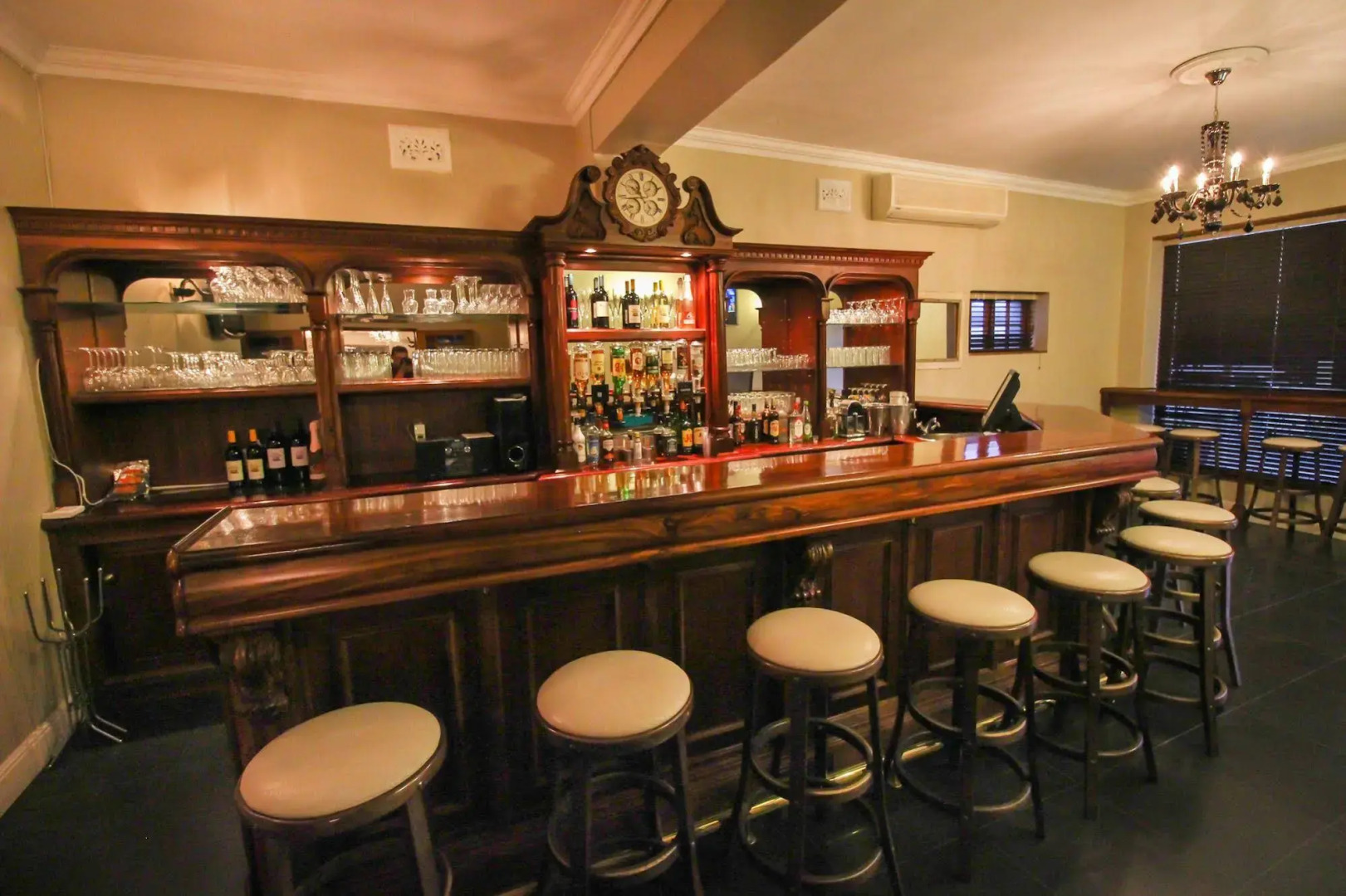 The Victorian 1906 Hotel