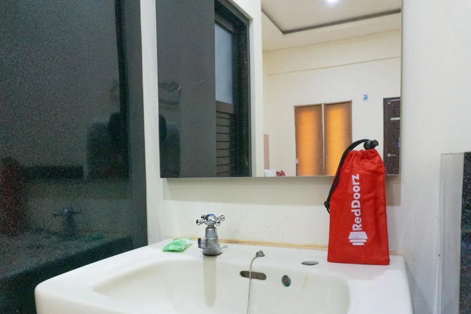 RedDoorz Syariah near Sultan Muhammad Kaharuddin Airport