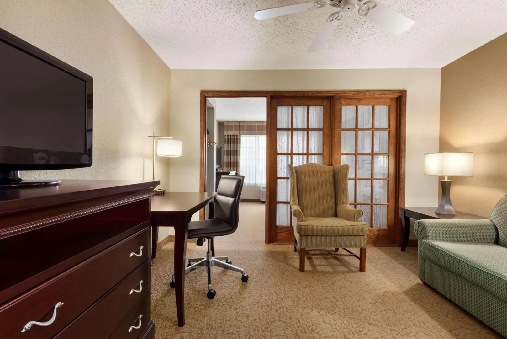 Country Inn & Suites by Radisson, West Bend, WI