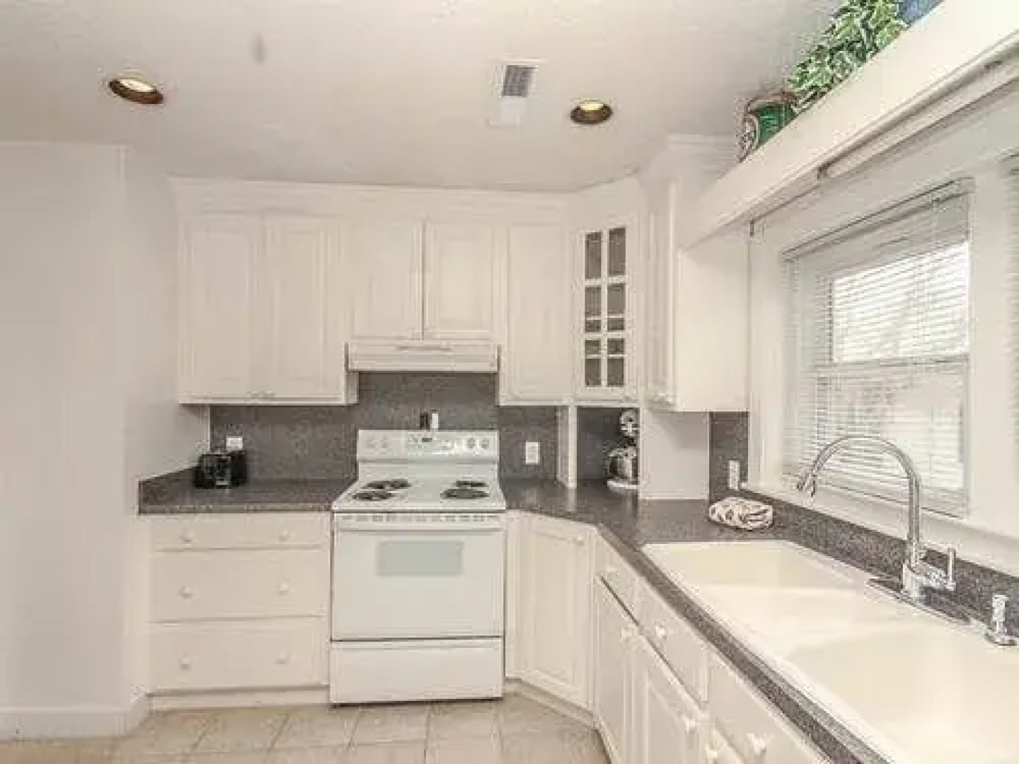 Ocean Boulevard 511 by RedAwning