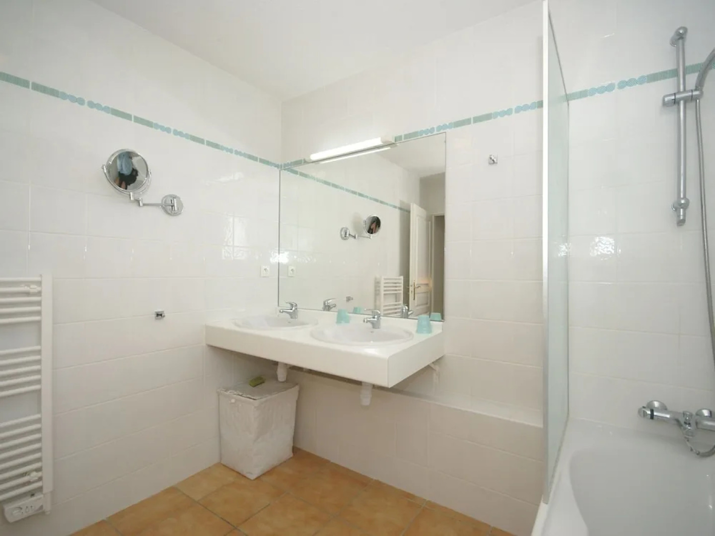 Modern Villa in Saumane-de-Vaucluse with Swimming Pool