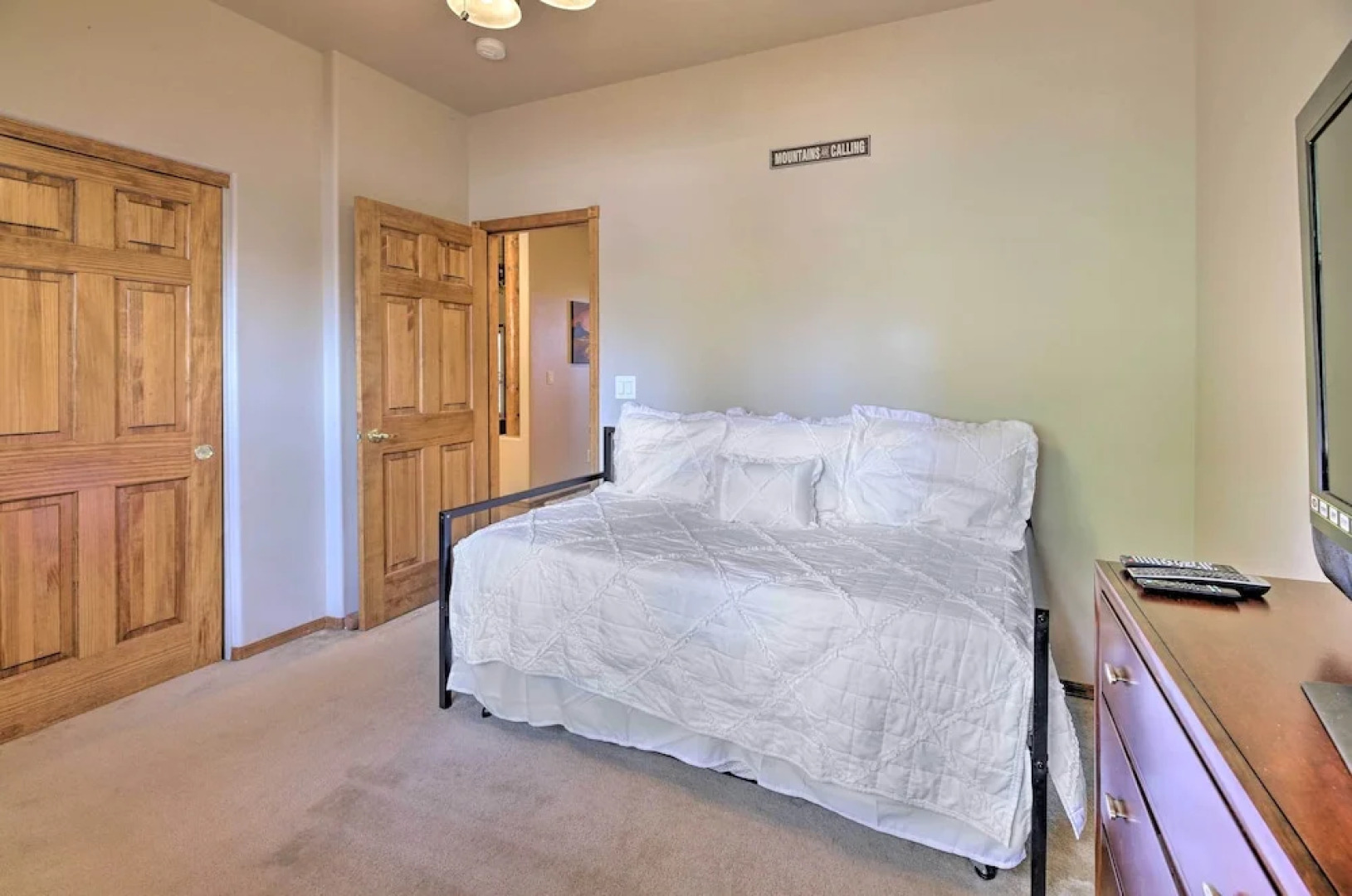 < 4 Mi to Fool Hollow Lake: Cabin w/ Tranquil Deck