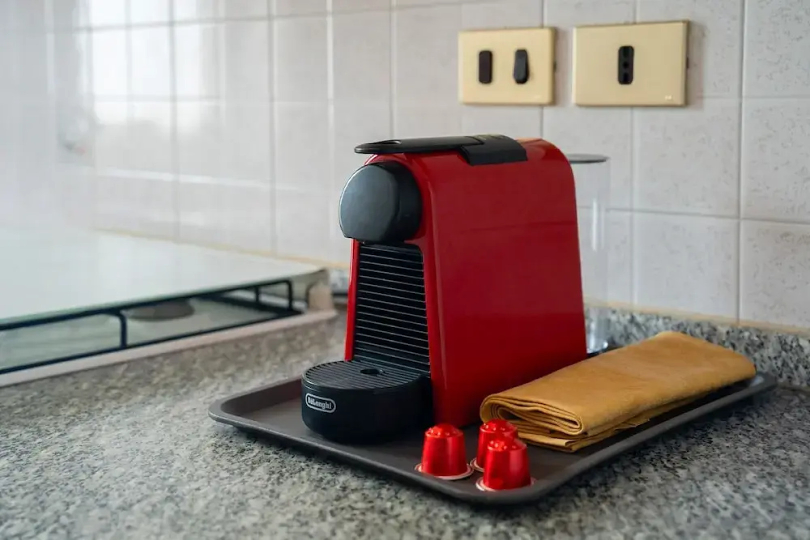 Scarlet Apartment With Garden