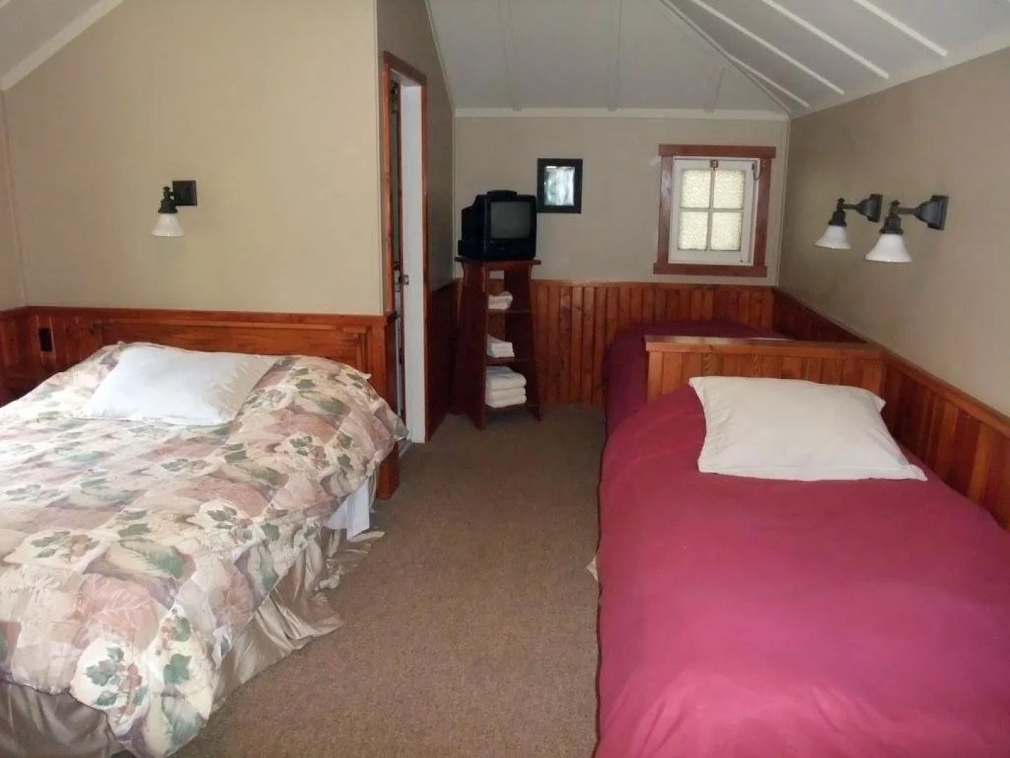 Johnston Canyon Lodge and Bungalows