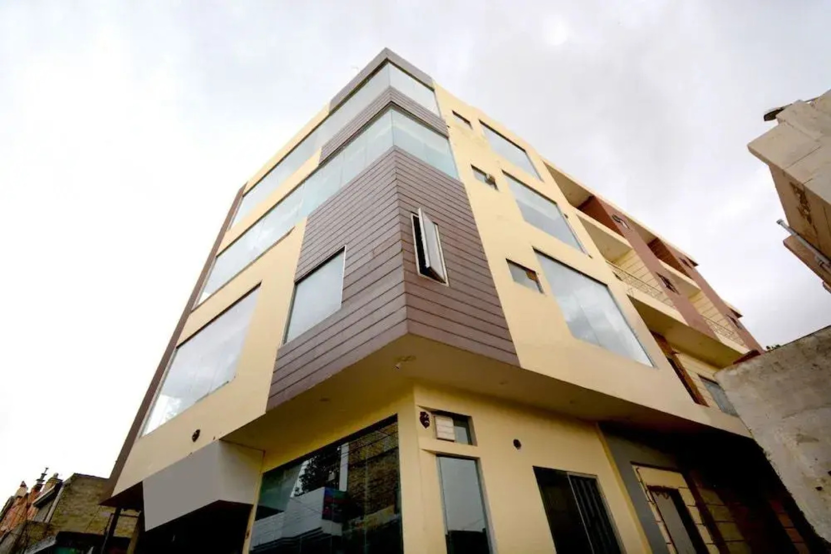 Hotel Royal Lifestyle By OYO Rooms