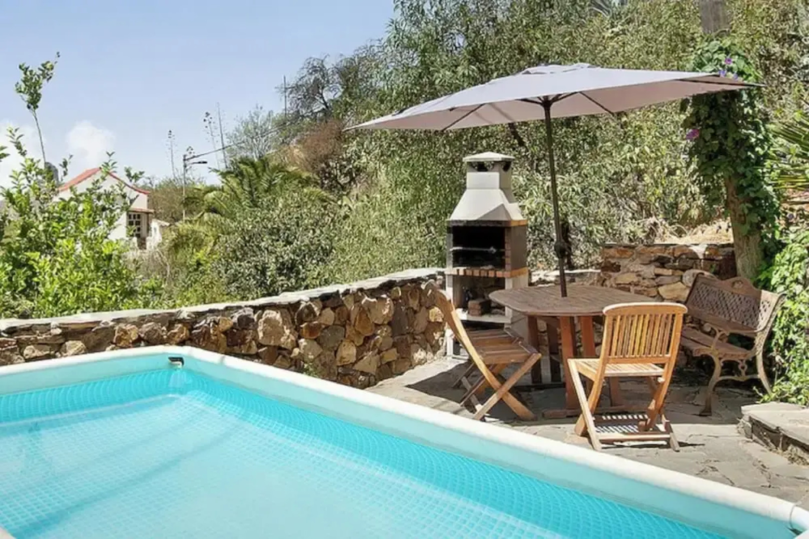 House Sleeps6-parking-garden-pool in Summer-pet