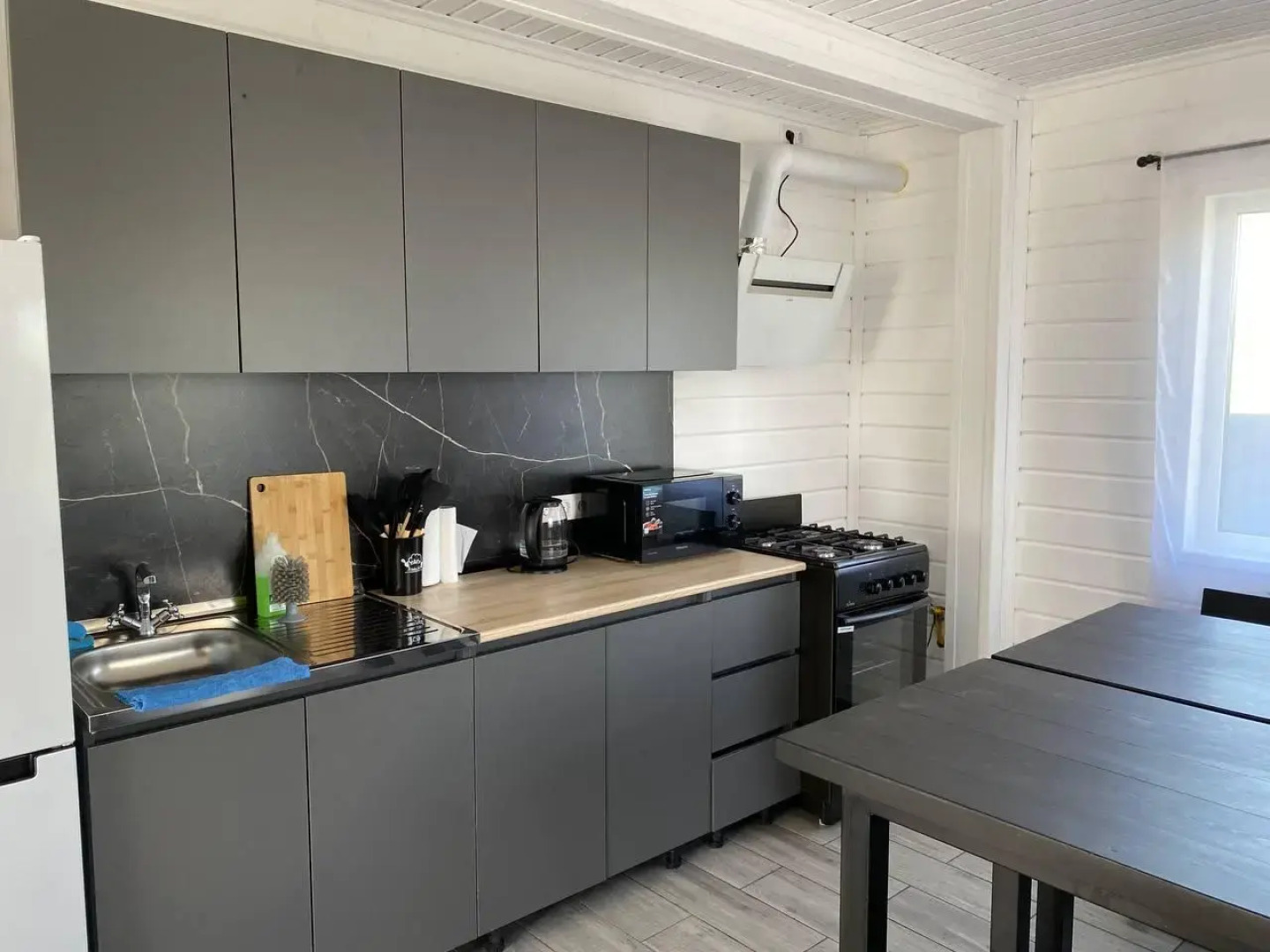 Дом у пруда