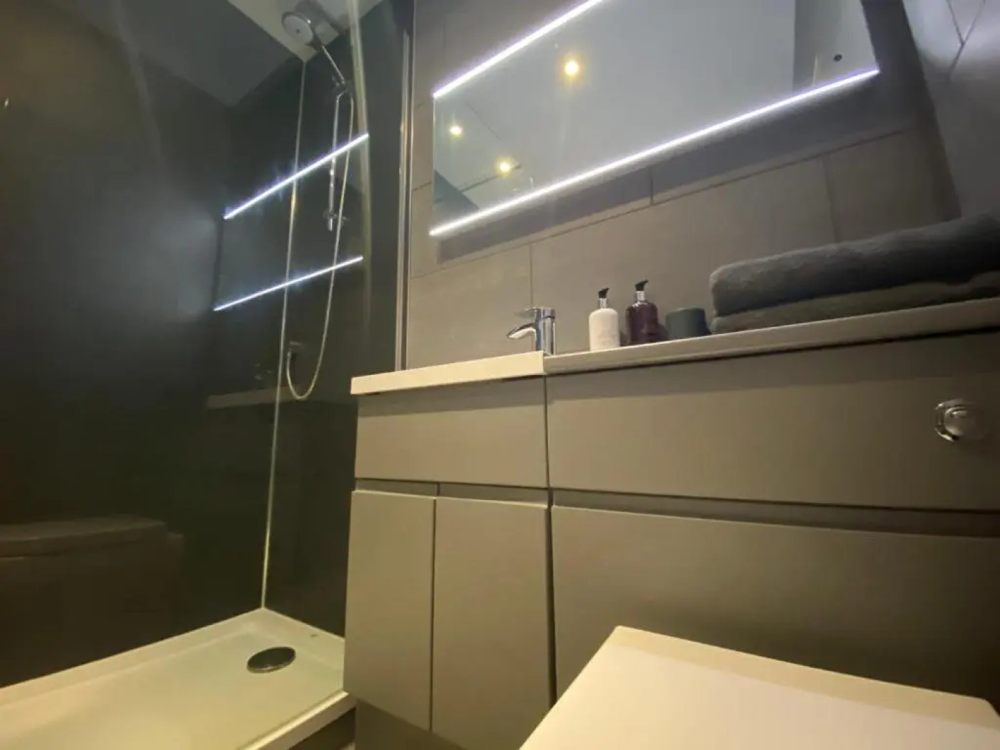 The Duplex Nairn- Spacious 3 Bedroom with sunny balcony