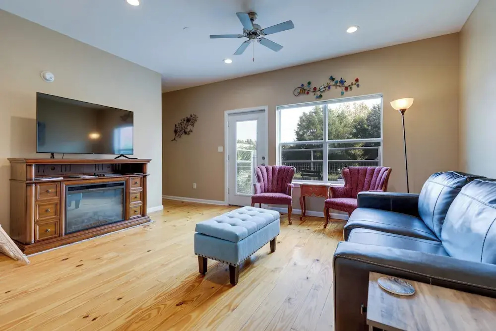 Game Room w/ Pool Table! Downtown Mobile Condo