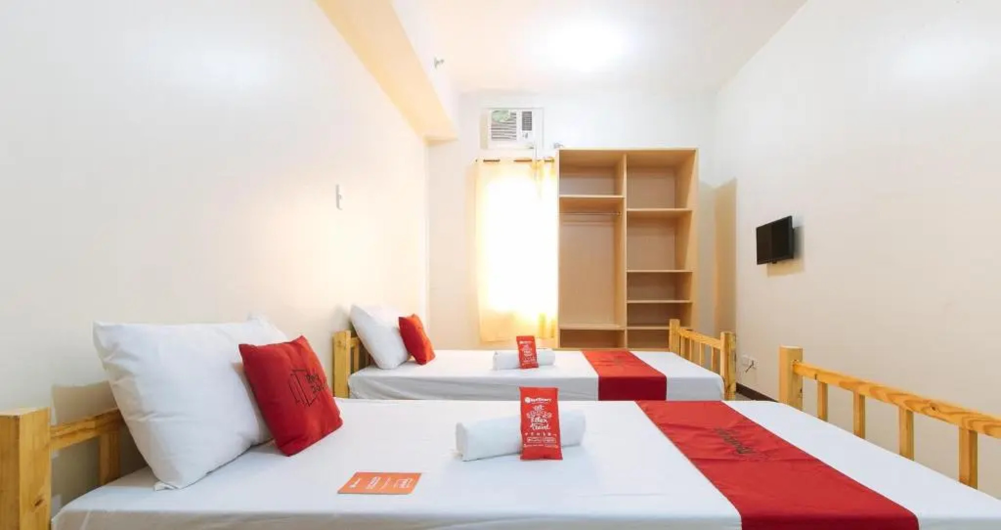 RedDoorz Premium @ Paseo Verde Las Pinas