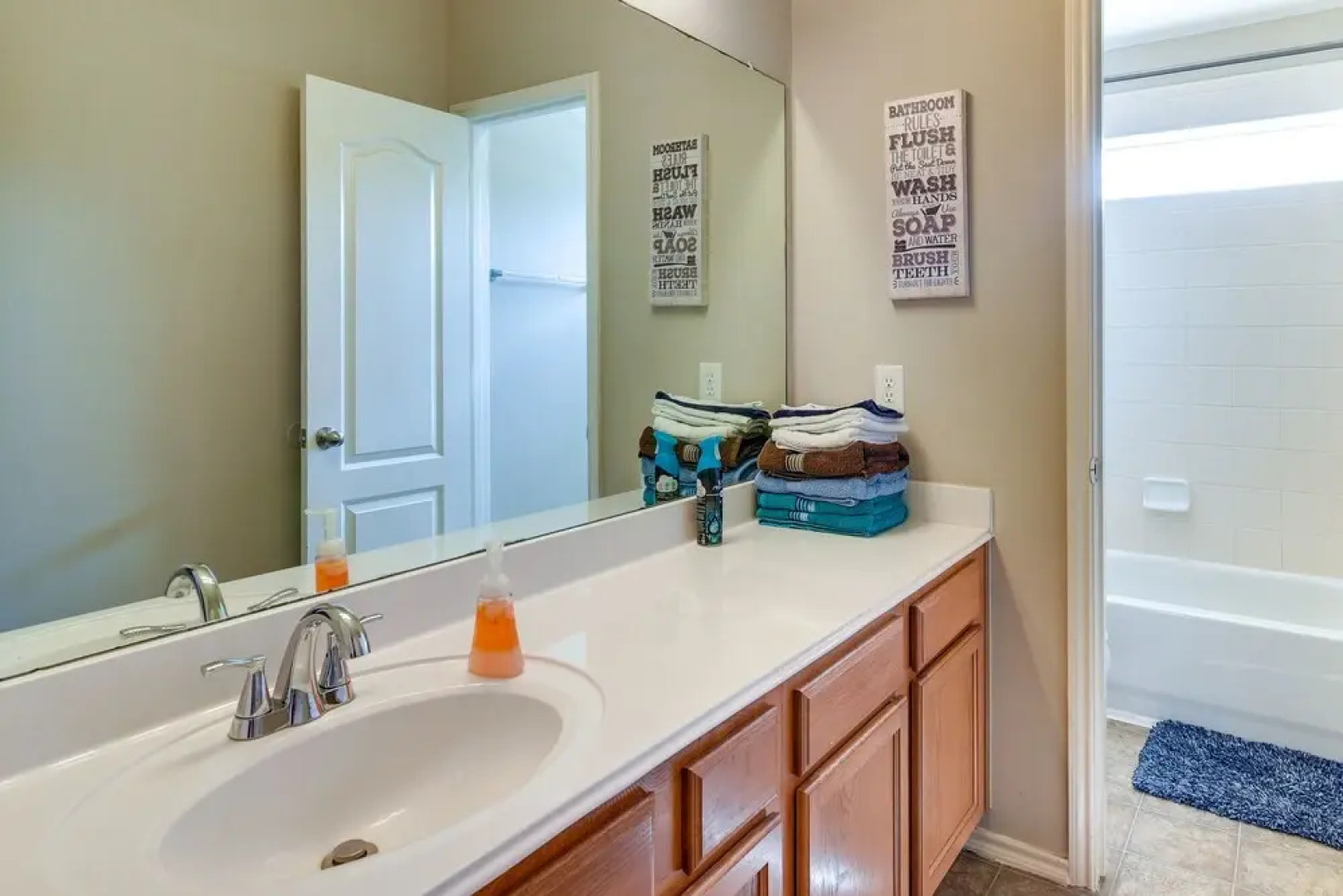 Pet-friendly Pearland Home ~ 21 Mi to Houston!