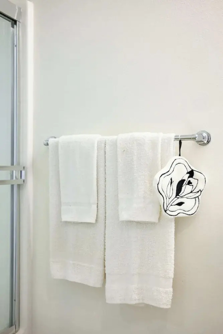 Private Entry Suite w Patio Bath Kitchenette