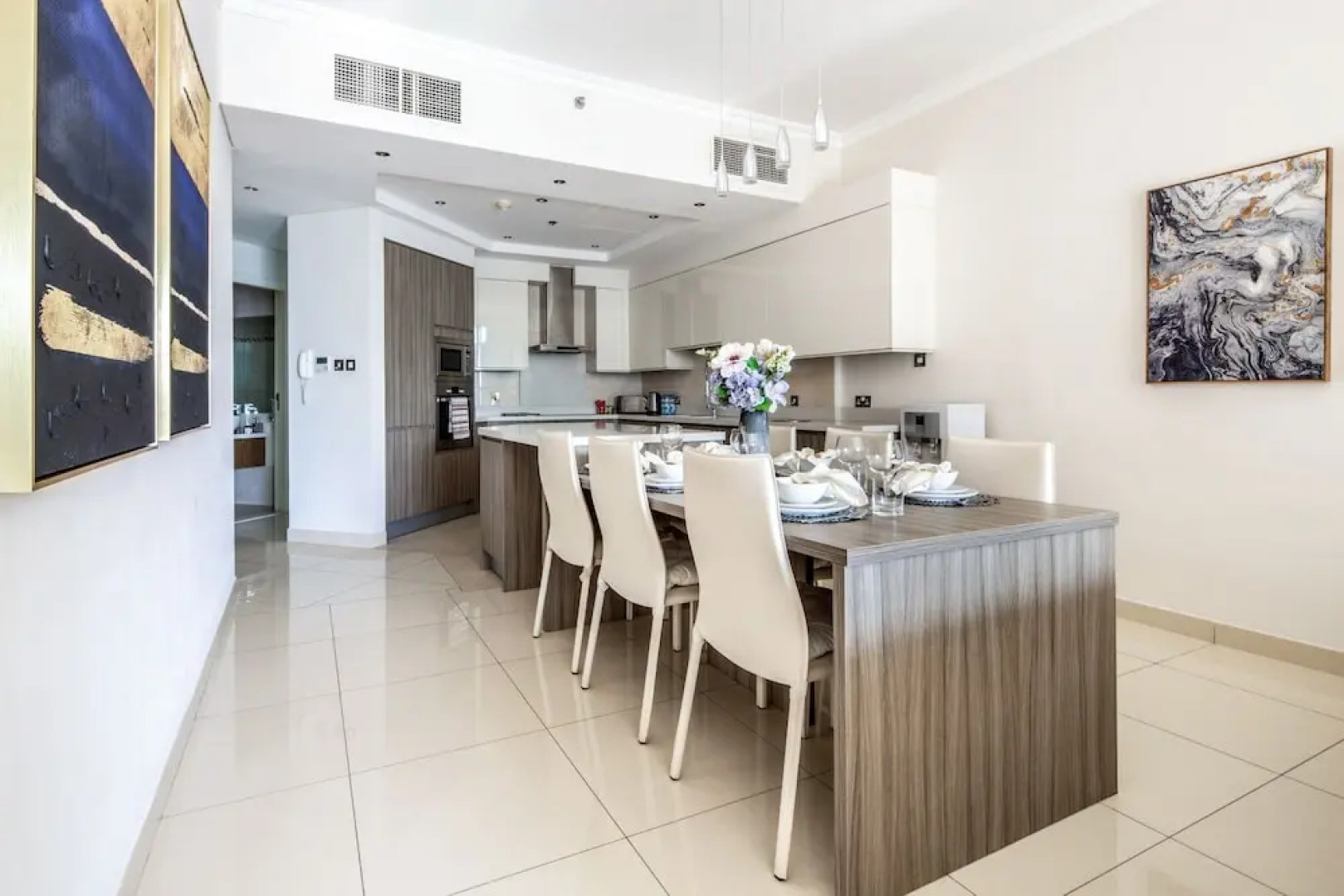 Warm & Spacious 2BR in The Famous Dubai Marina