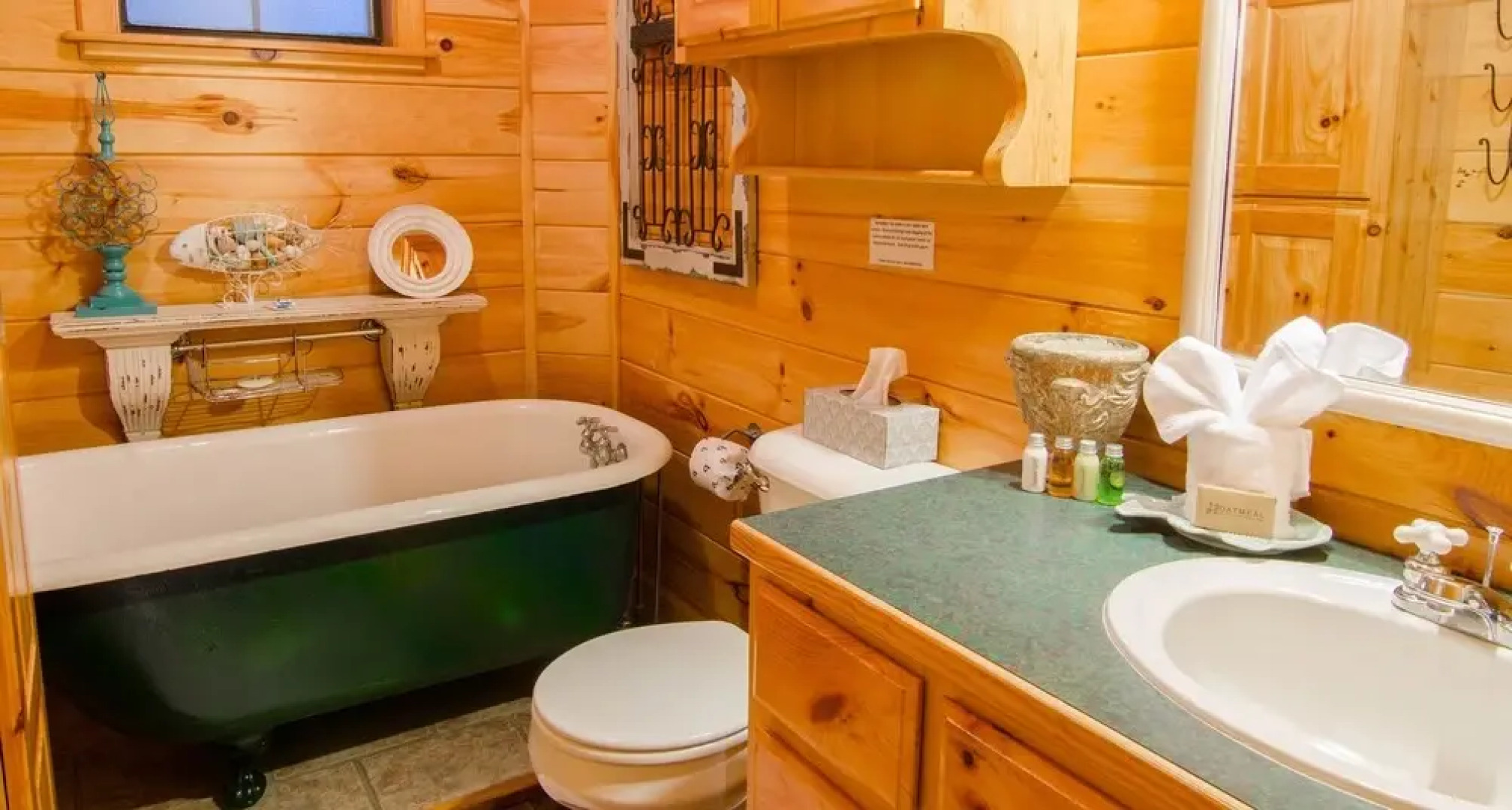 Breathless Cabin Includes Free Wifi, Parking Onsite, Private Hot Tub, and BBQ by Redawning