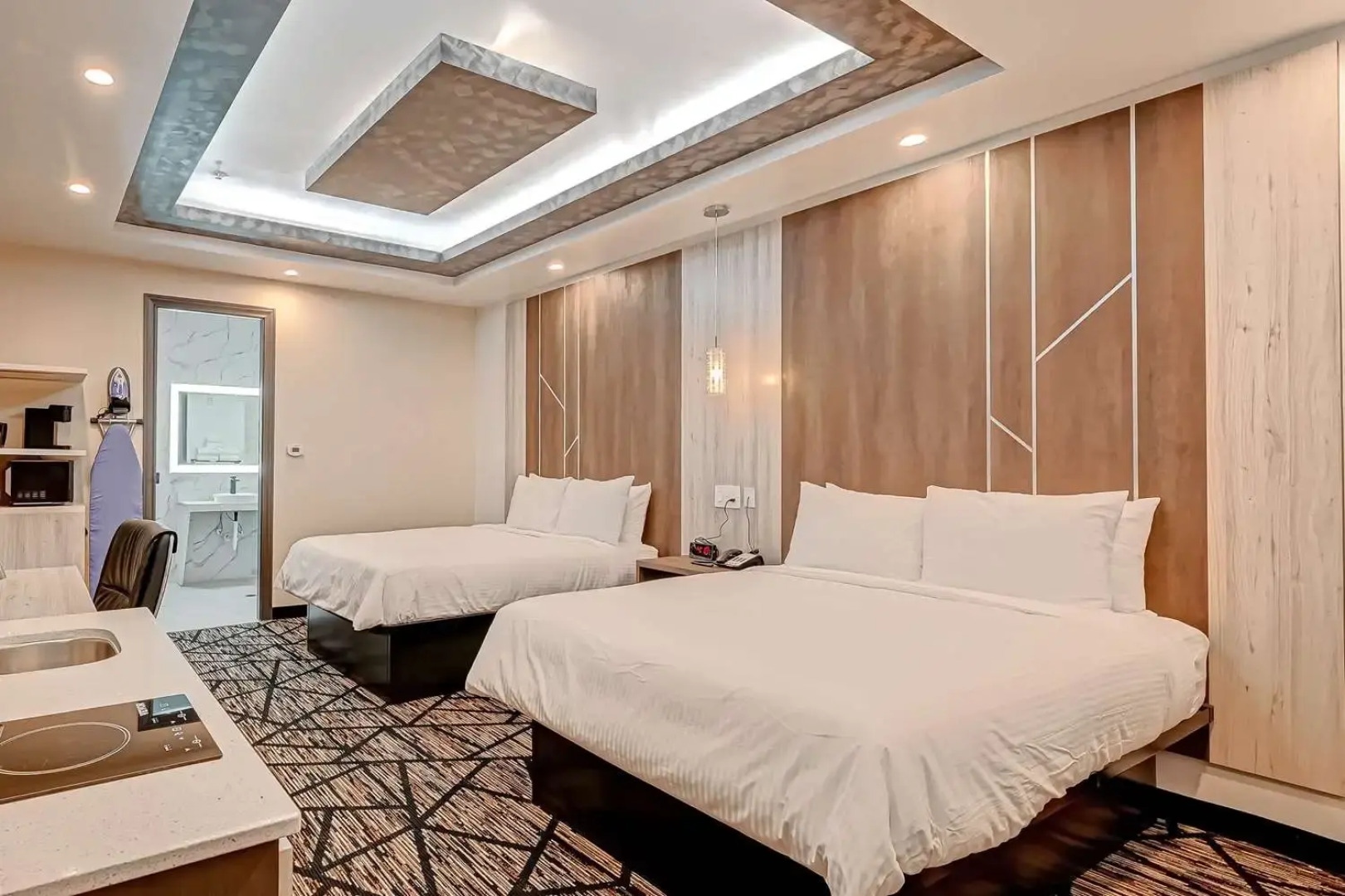 Comfeeni Inn and Suites