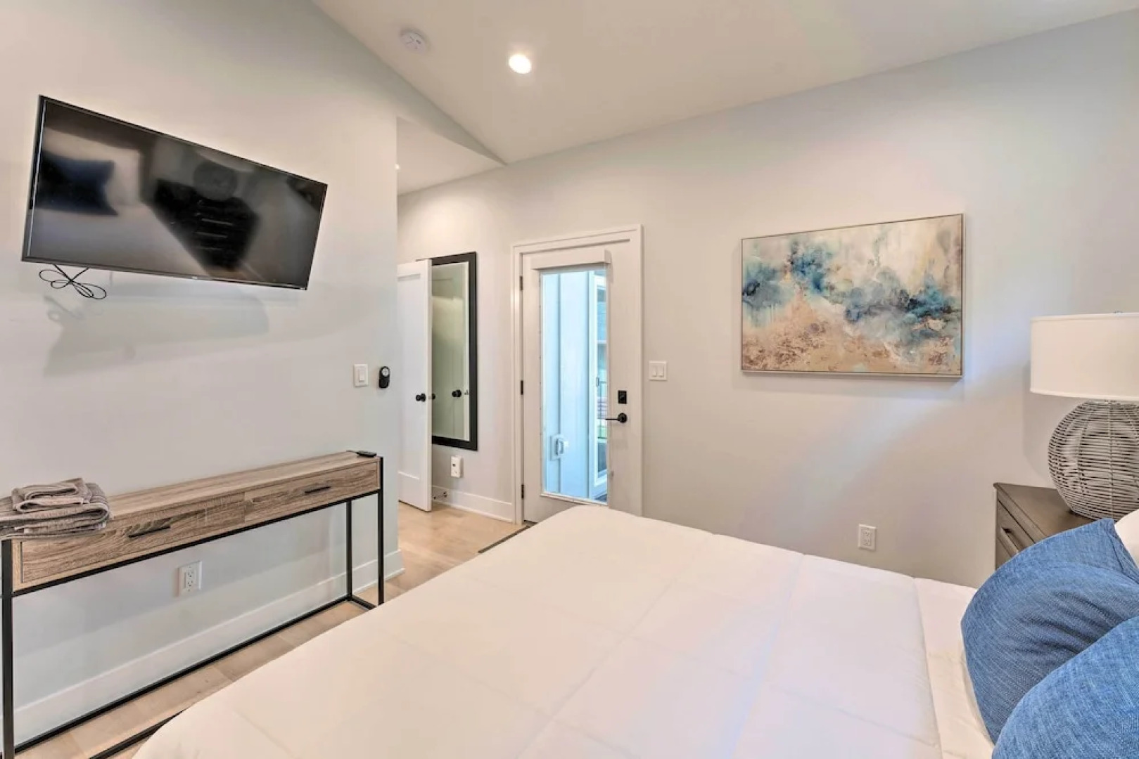 Fantastic House: Balcony, Steps to Lake Como!