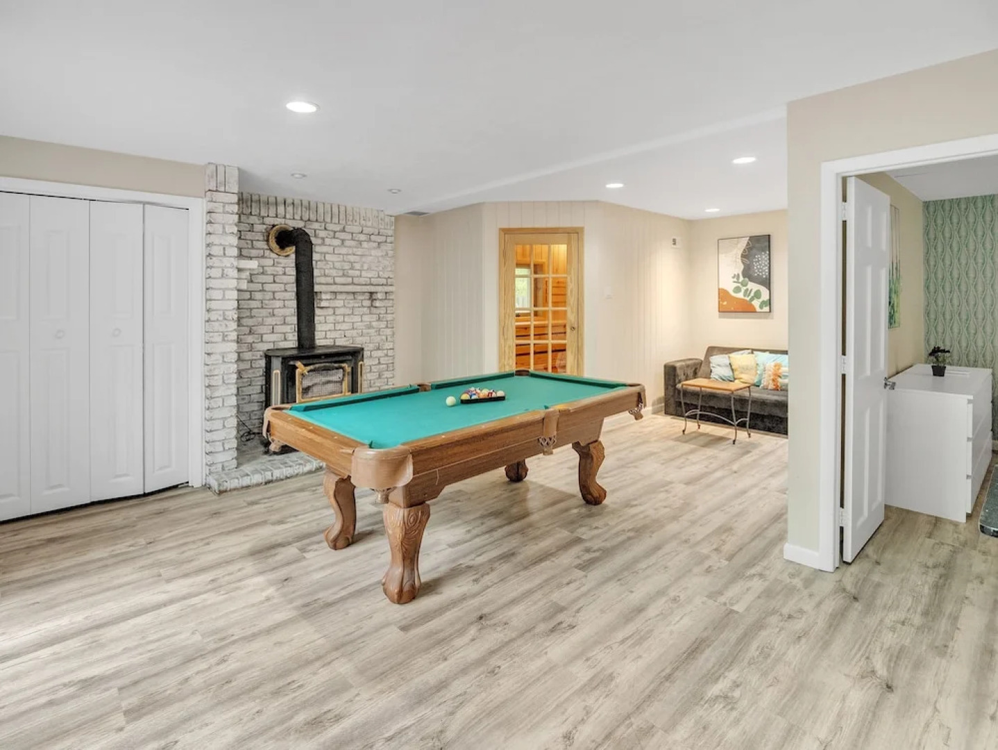 Pocono Escape - Cozy 5br - Sauna-billiard 5 Bedroom Home by RedAwning