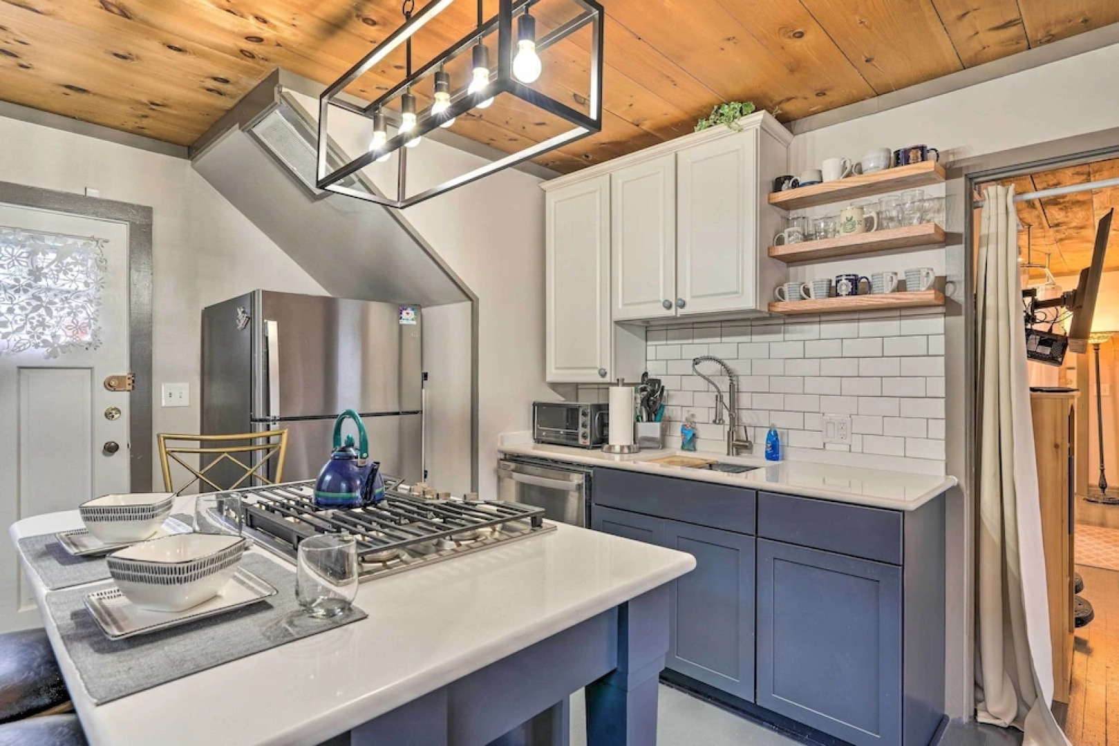 Bemus Point Vintage Suite w/ Soaking Tub & Kitchen