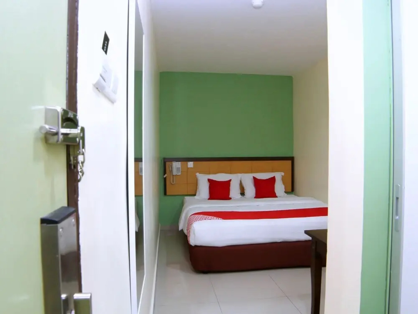 OYO 44054 Holiday Mansion Inn