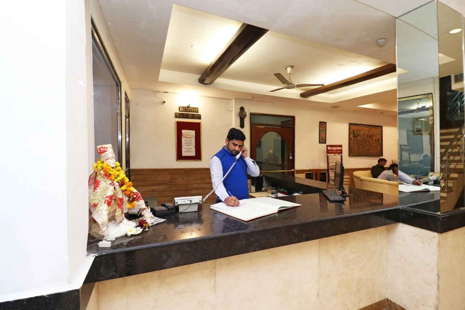 OYO 27878 Highway Inn International