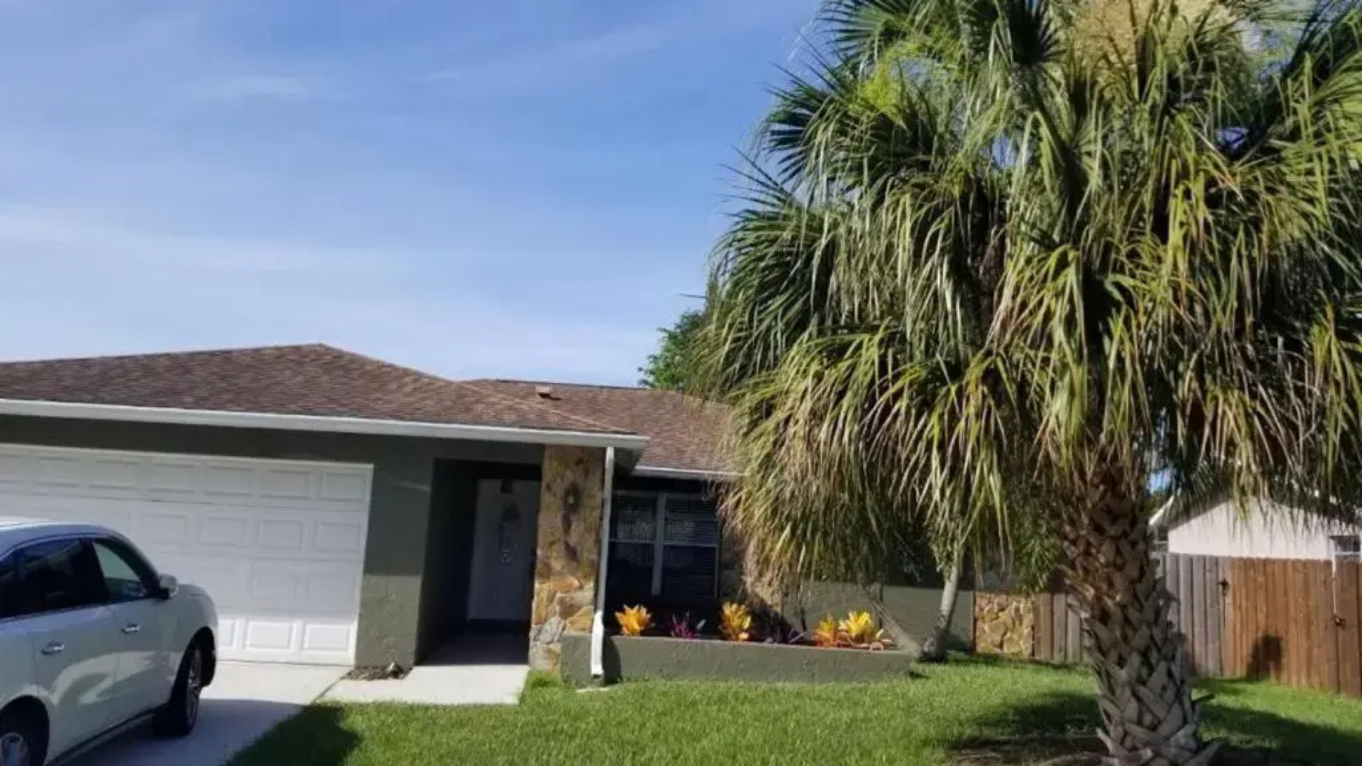 3 bedrooms house with private, heated pool 8 miles to Siesta Key Beach,