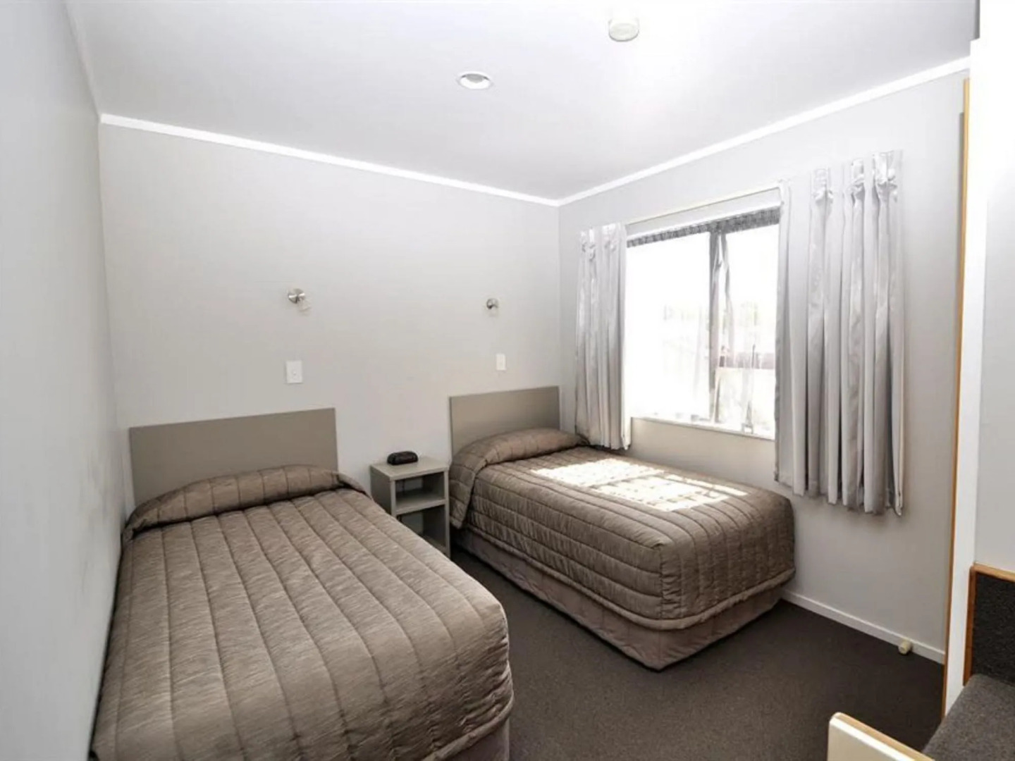 Knightsbridge Court Motor Lodge