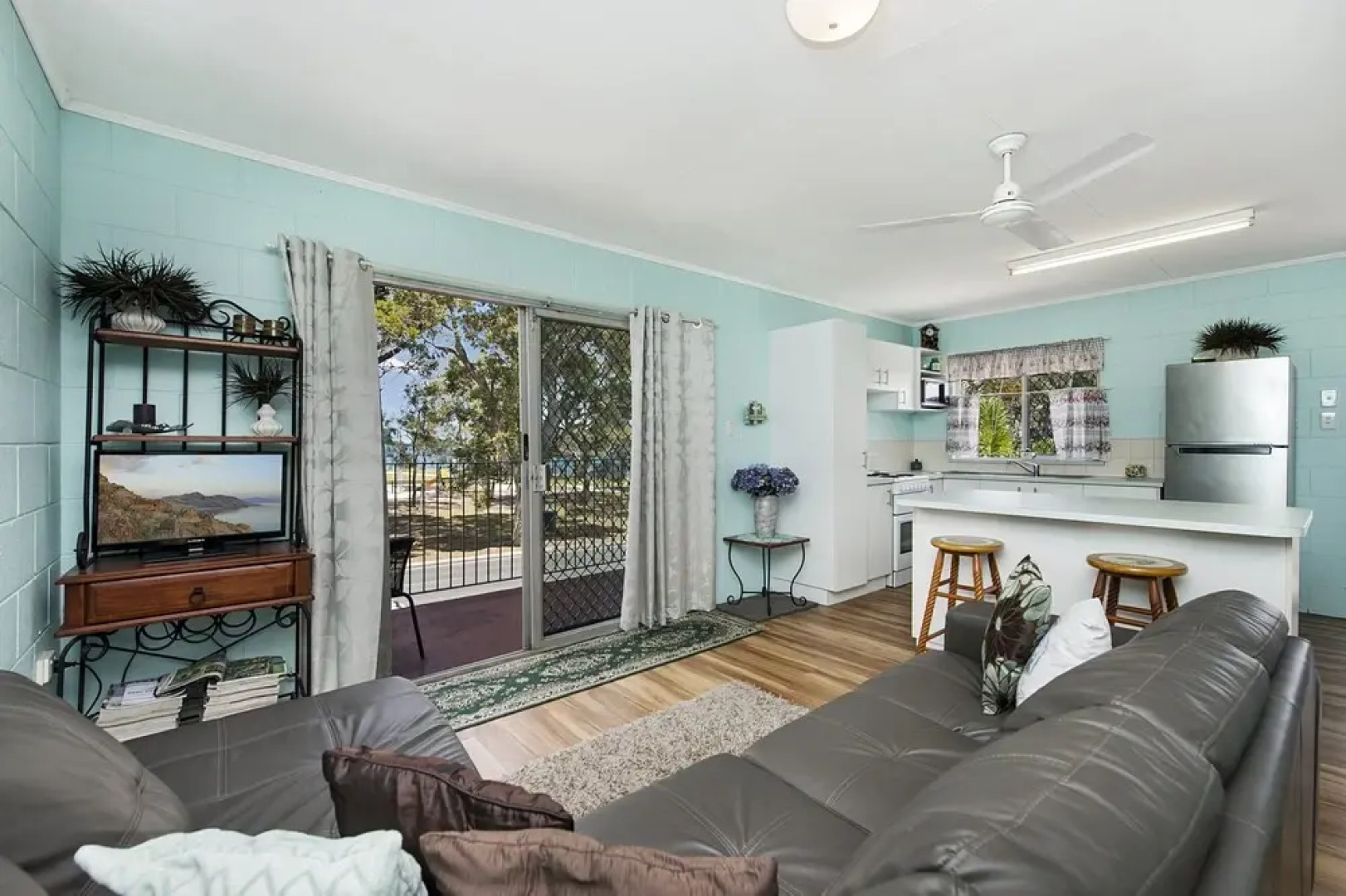 First floor unit close to shops, park and waterfront!