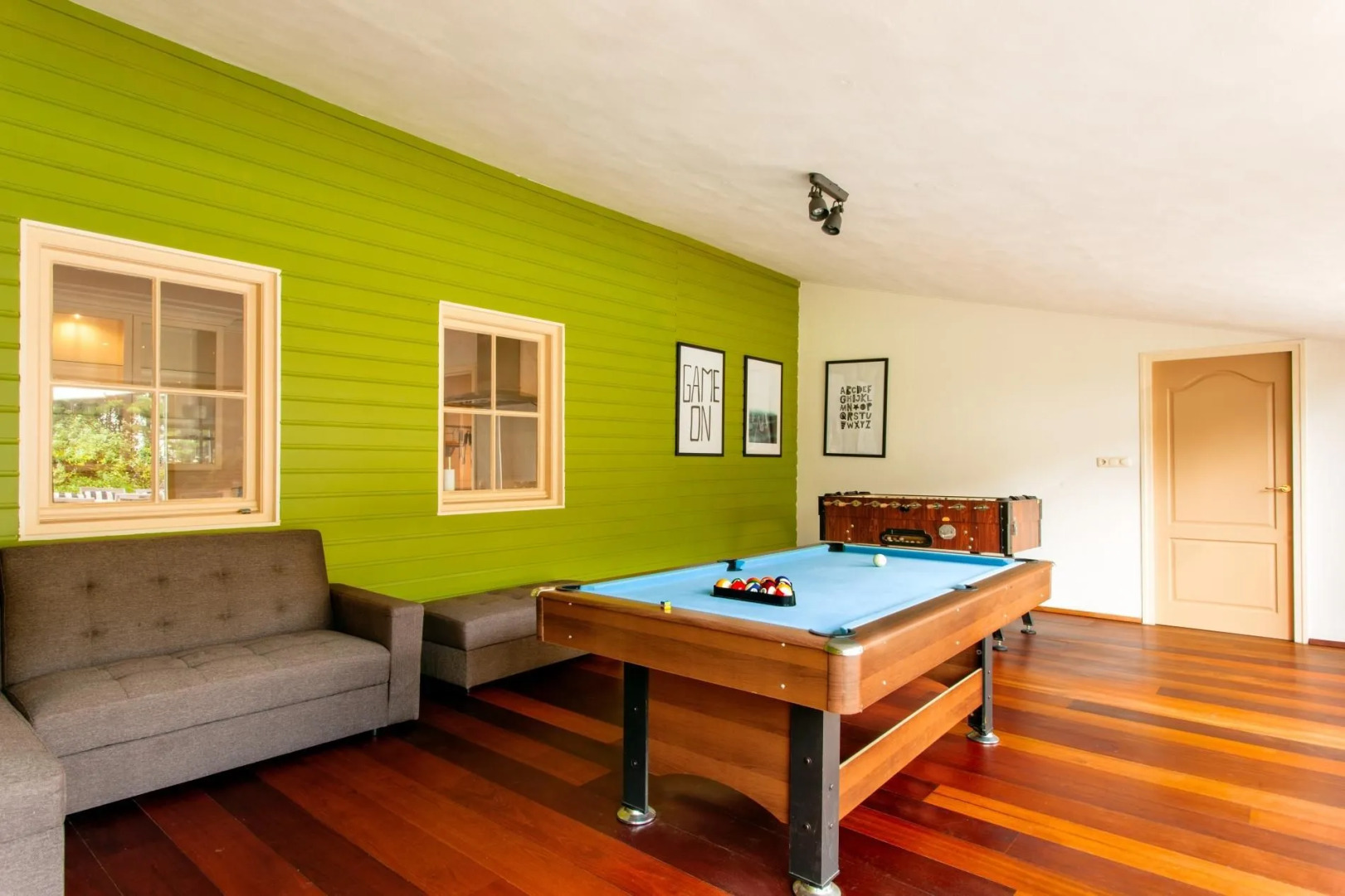 Beautiful American Style Villa With Heated Pool and Jacuzzi