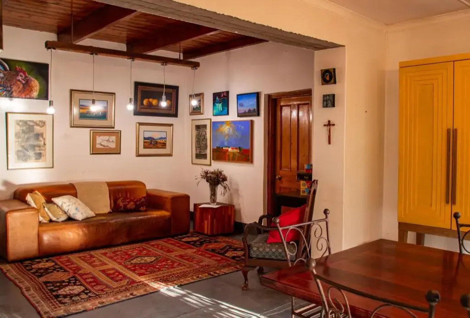 Ebonymoon Guest House and Studio