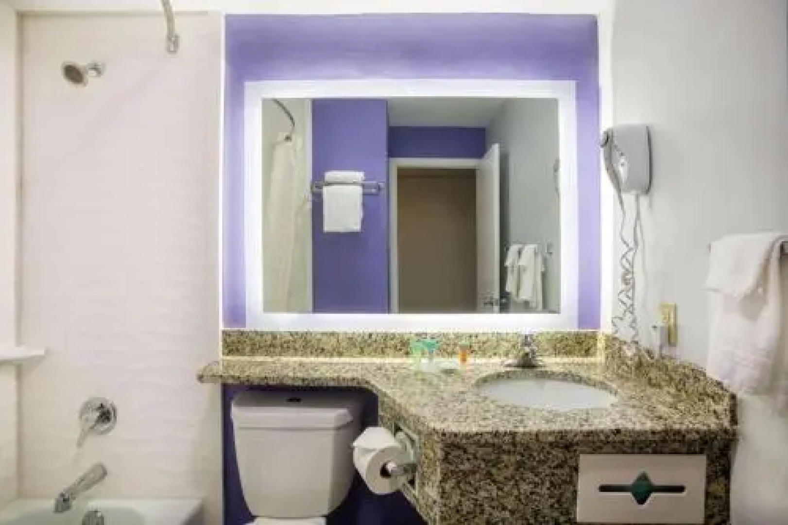 Americinn Hotel & Suites - River Front