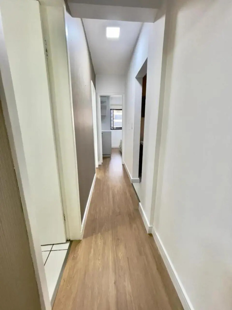 Apto amplo no coração da meia praia a 130m do mar