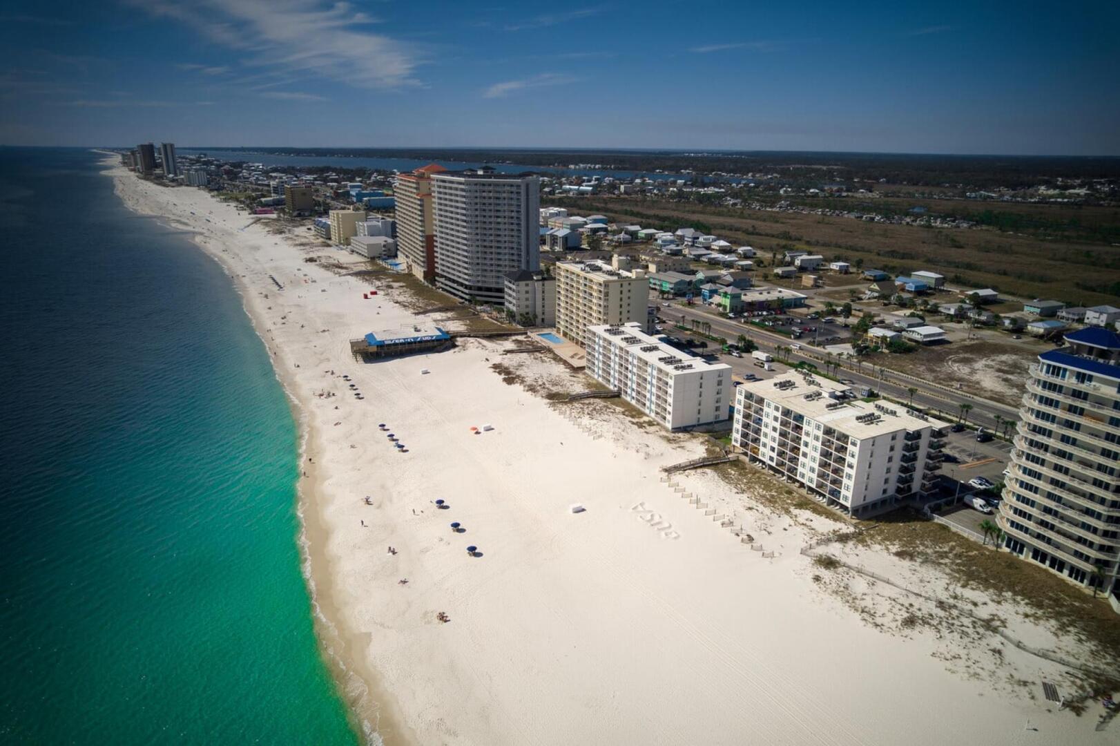 Amazing condo on the whites sands of Gulf Shores with outdoor pool