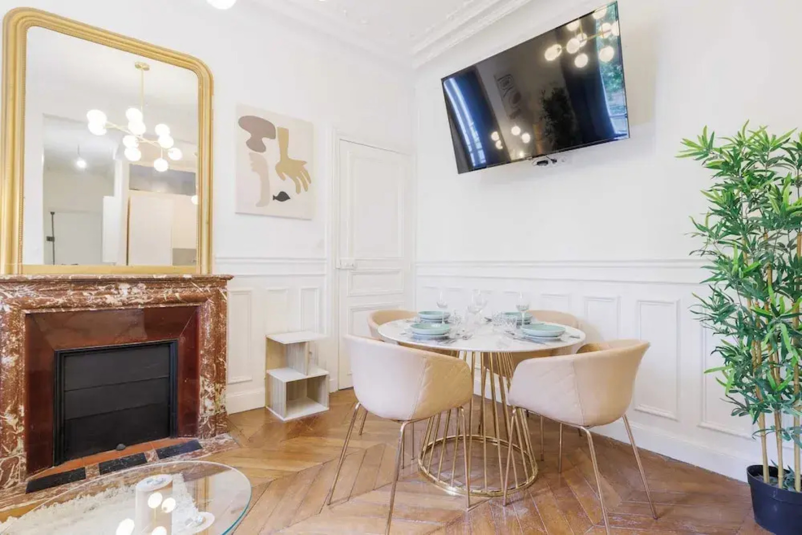 Chic and Refined Apartment