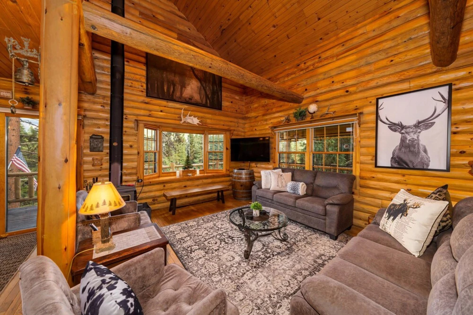 Log Cabin w/ Private Hot Tub on Wenatchee River!