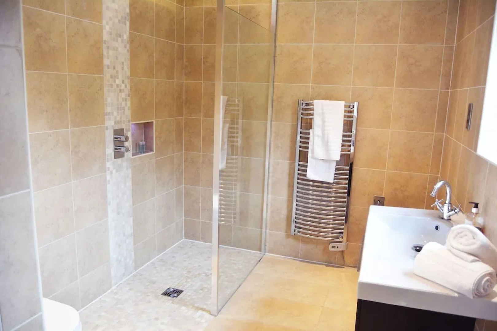 Five-star lodge set in stunning grounds with hot tub and lake views