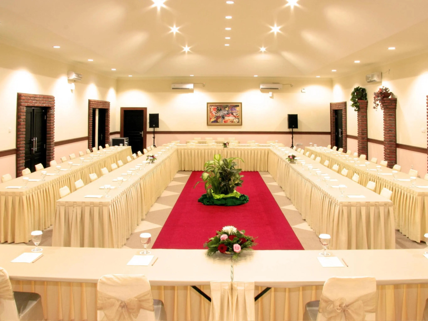 Super OYO Townhouse Oak Maxi Hotel Legian