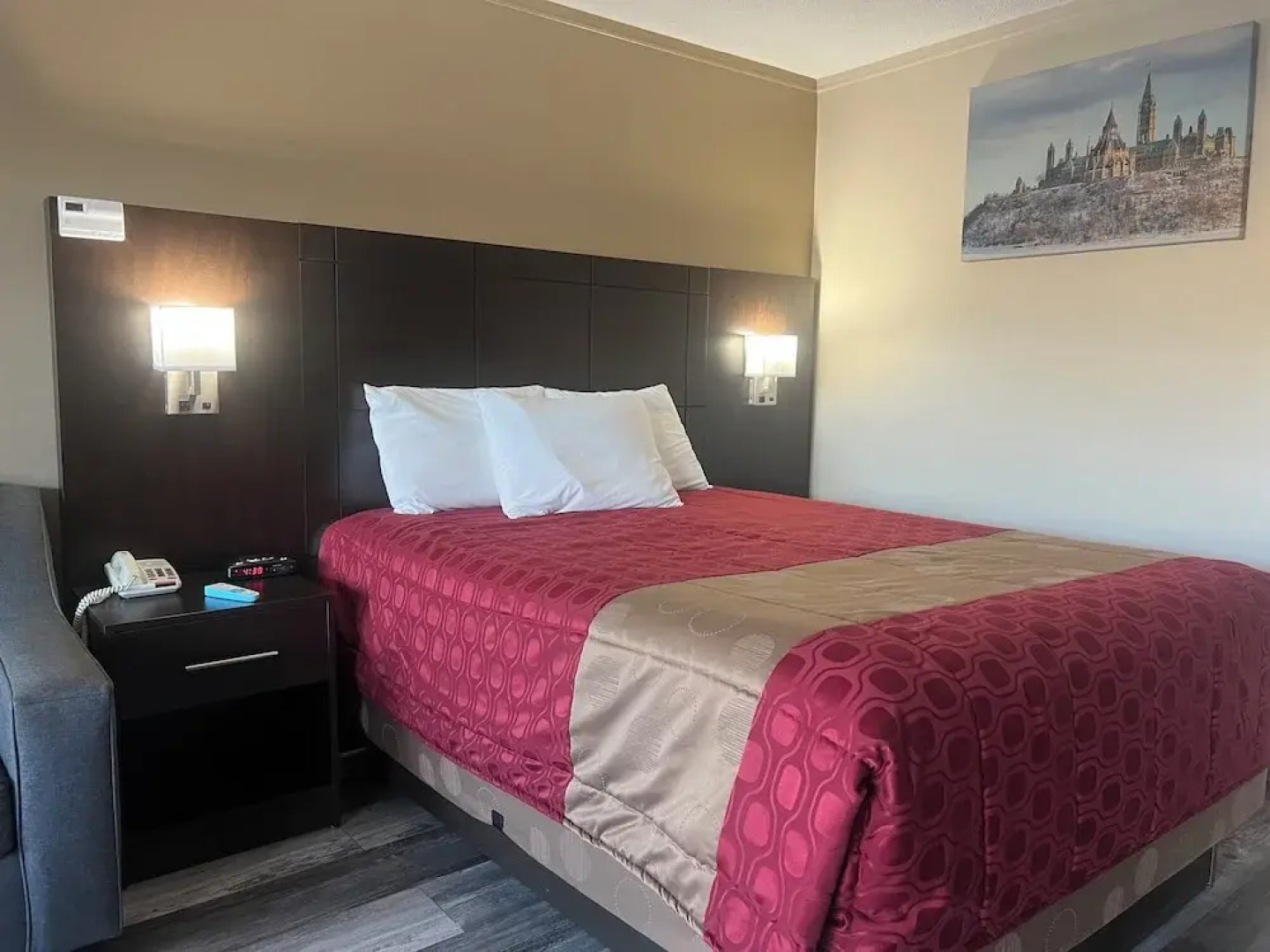 Colonial House Motor Inn