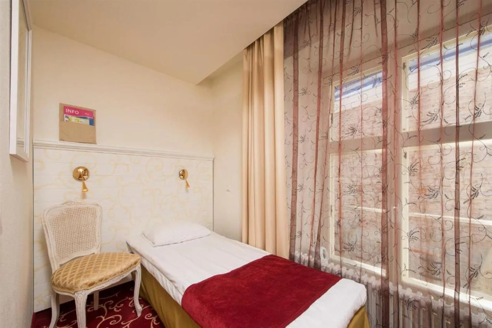 Отель Meriton Old Town Garden