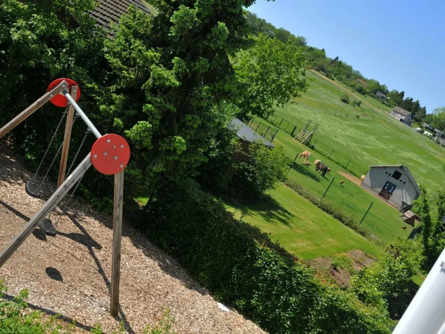 House in Noiseux With Bubble Bath & Garden
