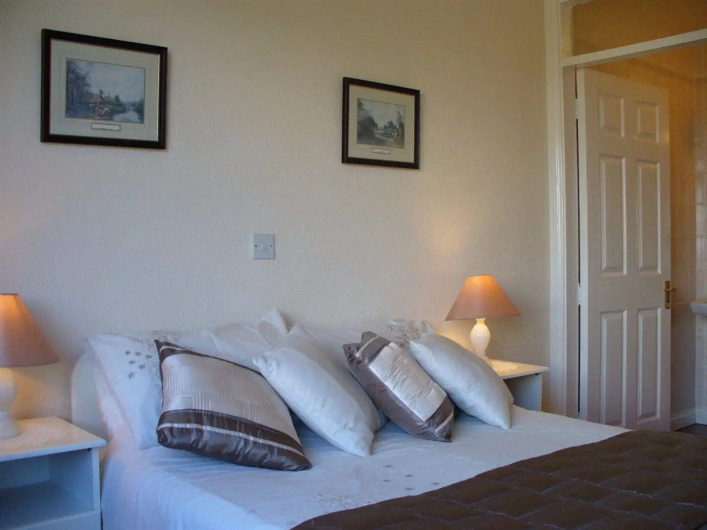 The Waterfront House Country Home