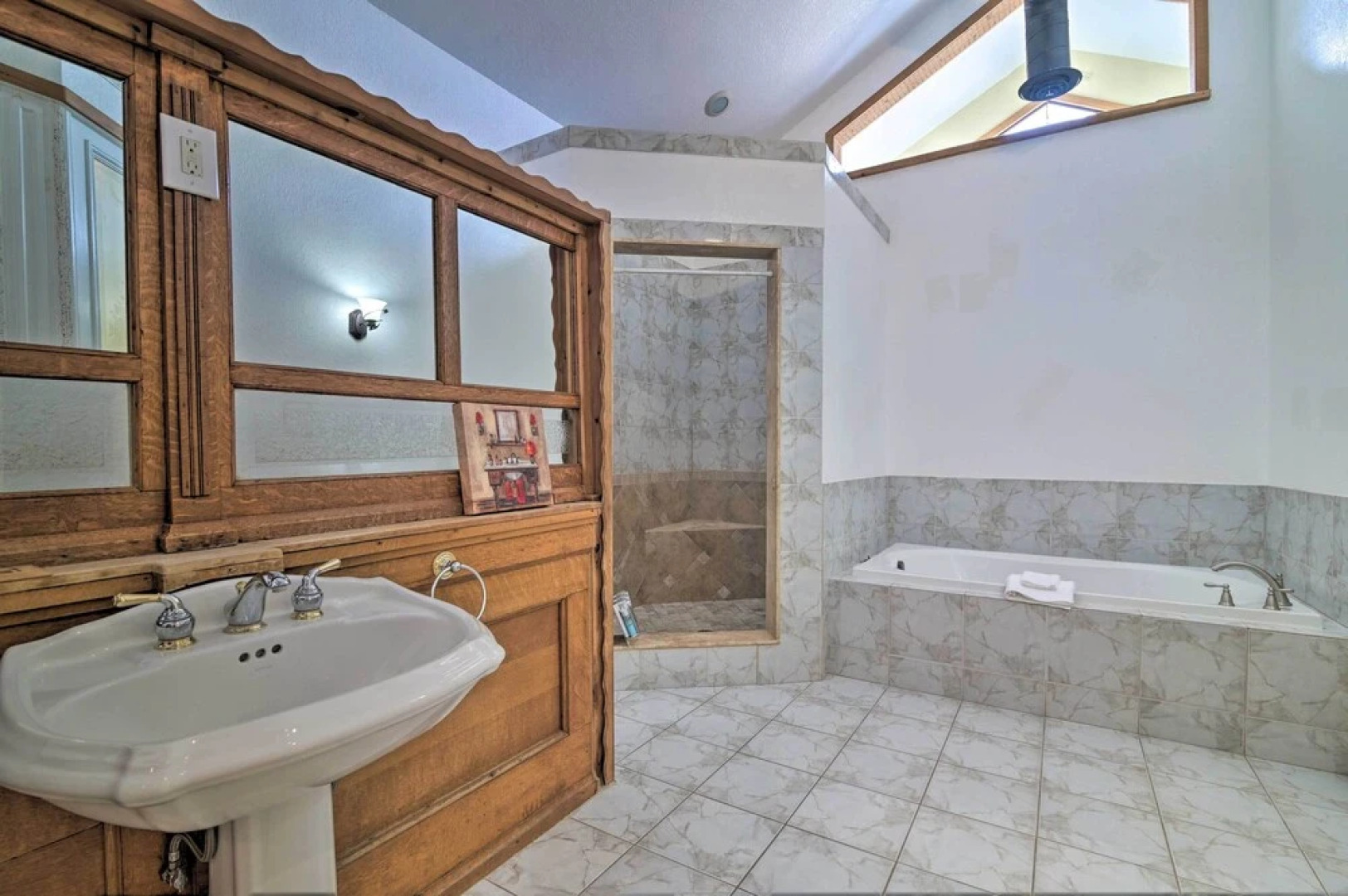 Grand Valrico Home w/ Deck, Fire Pit & Yard!