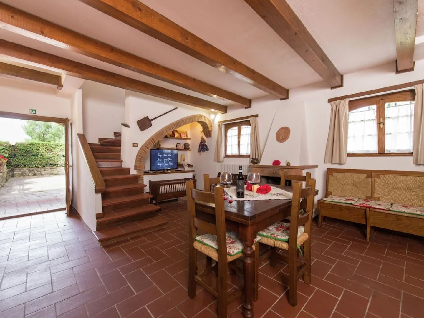 Spacious Villa in Monte San Savino with Swimming Pool