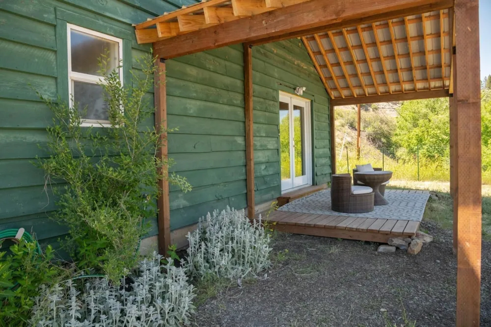 Pet Friendly Downtown Green Cabin Haven