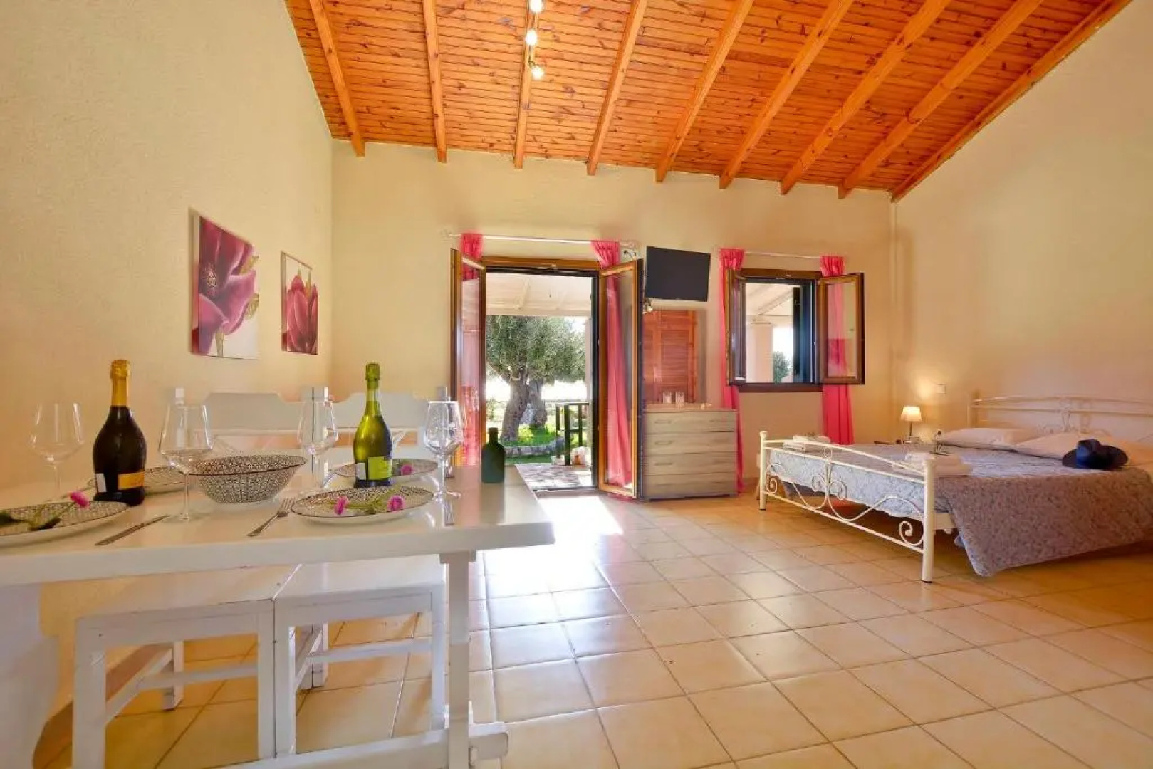 Renata Rooms & Studios