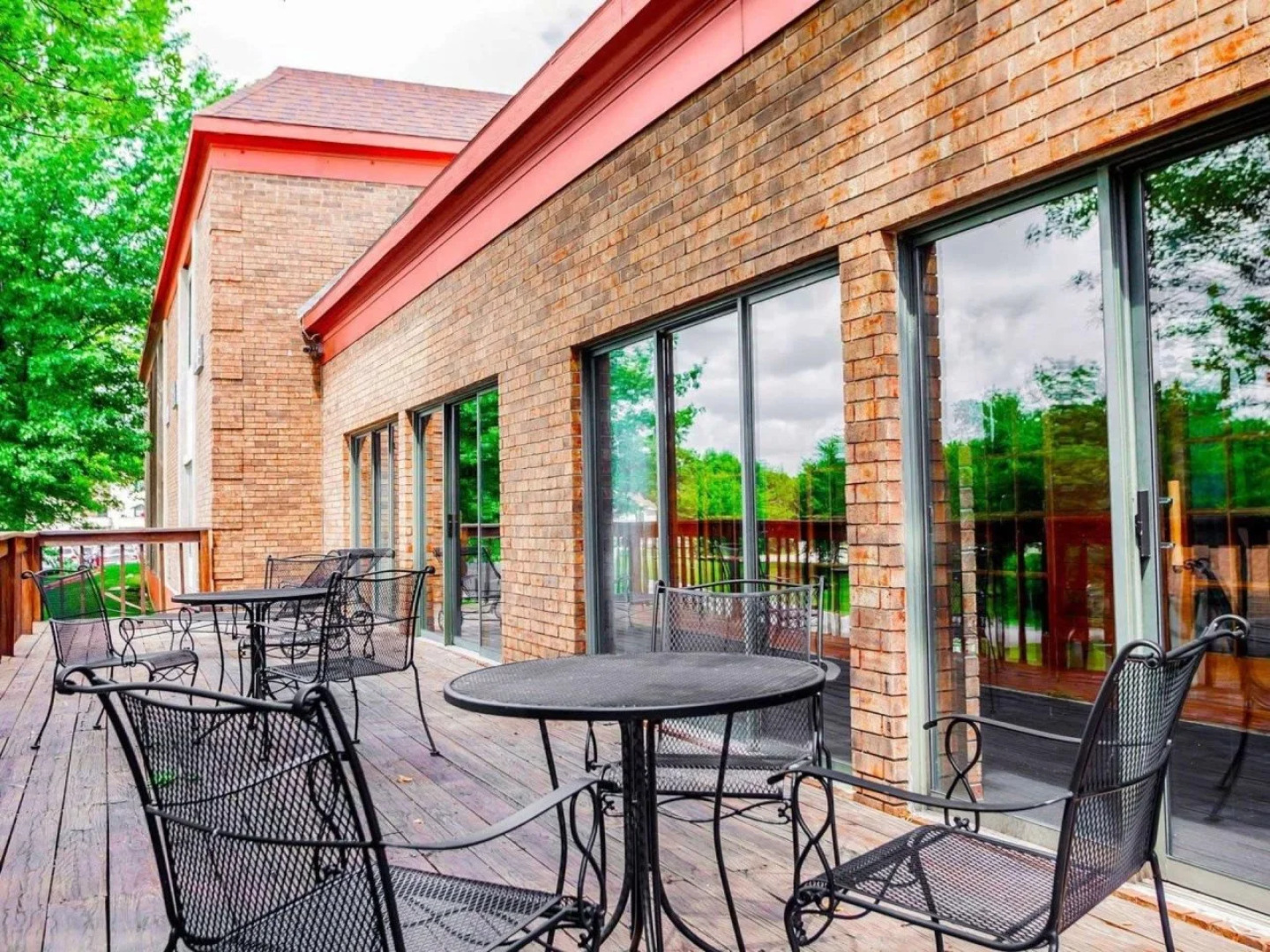 Suburban Studios Kansas City Airport North