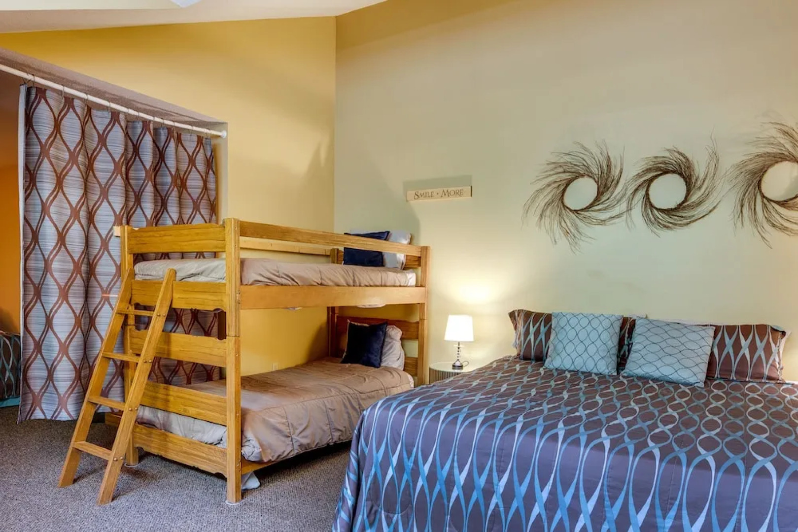 Bartlett Townhome w/ Balcony: 1 Mi to Ski Resort!